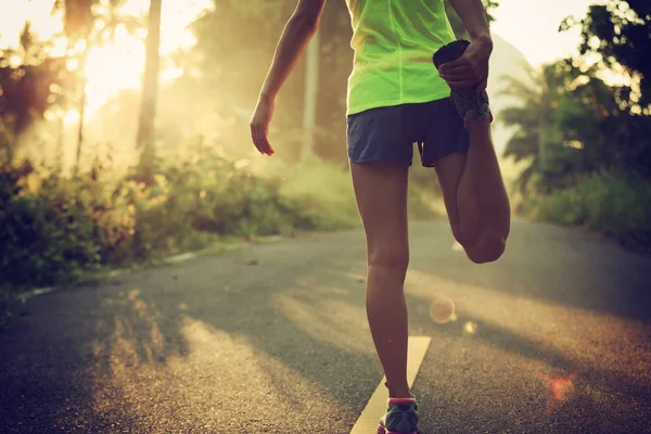 Young female runner warming up — Stock Photo, Image