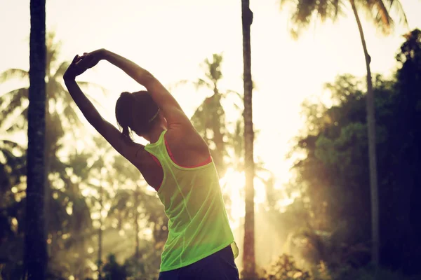 Young female runner warming up — Stock Photo, Image