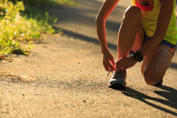 Fiatal nő runner árukapcsolás cipőfűző — Stock Fotó