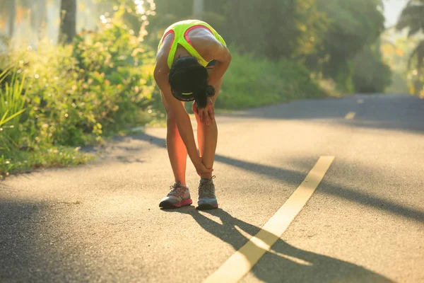 Női futó kapott sportsérülés — Stock Fotó
