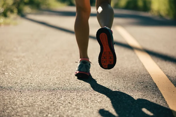 Joven fitness mujer corriendo —  Fotos de Stock