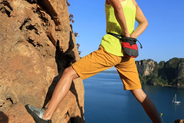 Mujer escalando en el acantilado — Foto de Stock