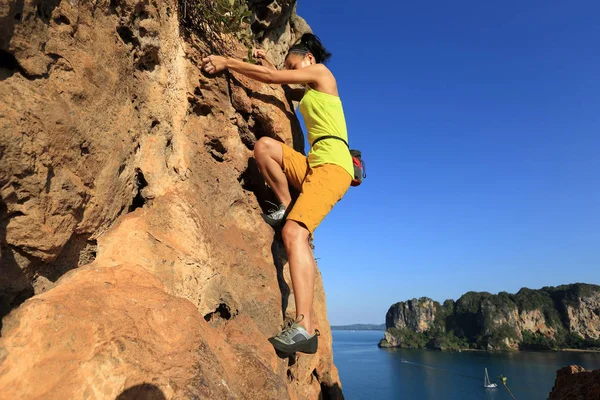 Femme escalade à falaise — Photo