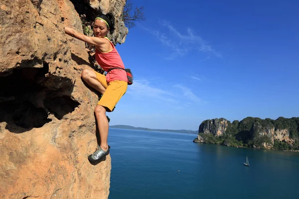 Nő a szikla mászás — Stock Fotó