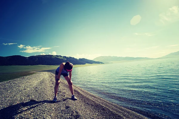 Genç kadın koşucu var dinlenme — Stok fotoğraf