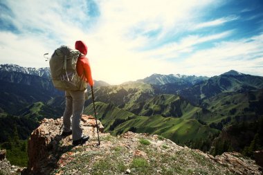 backpac dağın tepesinde üzerinde kadınla