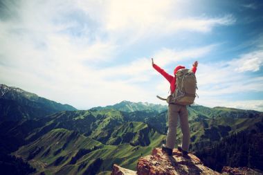  Kollarını açarak duran genç kadın