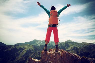  Kollarını açarak duran genç kadın