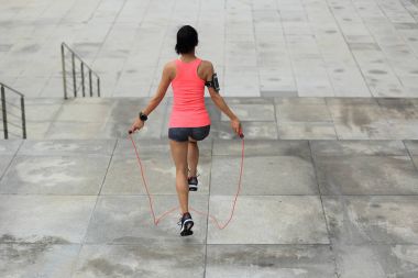 genç kadın ip atlama 