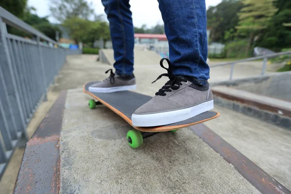 Skateboarder εξάσκηση στο skatepark — Φωτογραφία Αρχείου