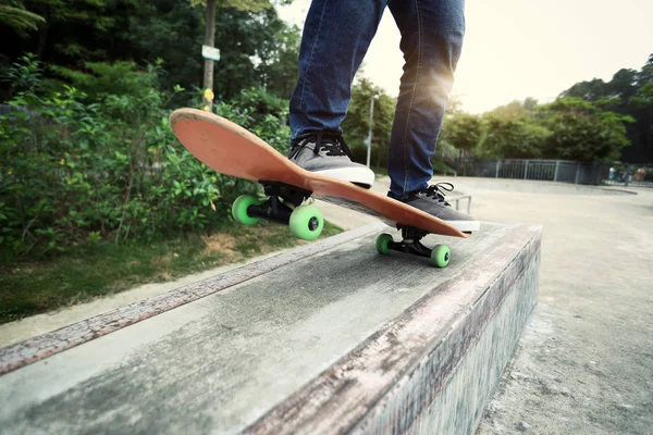 Skater praktykujących o skatepark — Zdjęcie stockowe
