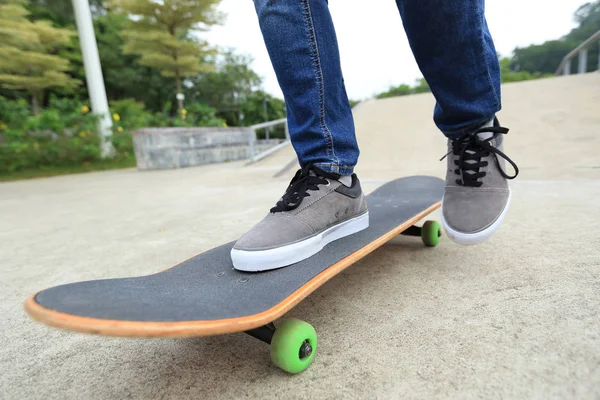 Skateboarder beoefenen in skatepark — Stockfoto