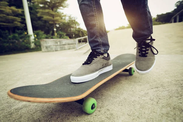 Skateboarder pratica allo skatepark — Foto Stock