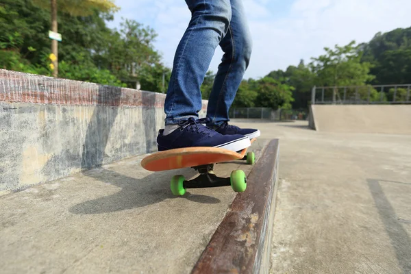 Skateboarder pratiquant au skatepark — Photo