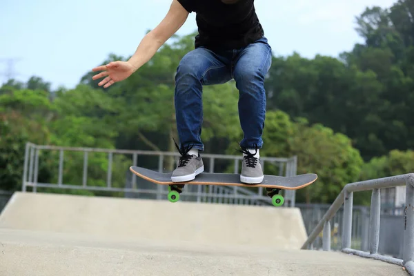 Skateboardåkare öva på skatepark — Stockfoto