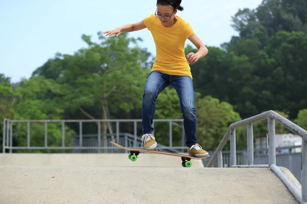 Junge Skateboarderin — Stockfoto