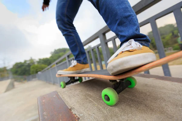 Skateboarder équitation à la rampe skatepark — Photo