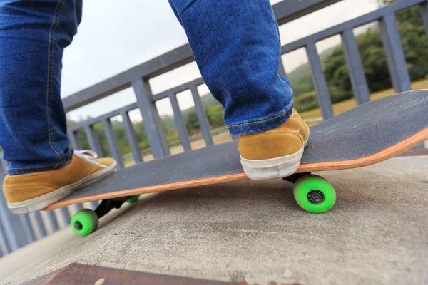 Skateboarder riding at skatepark ramp — Stock Photo, Image