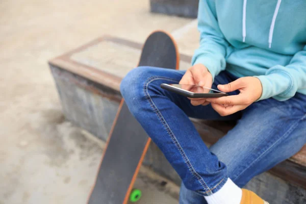 Skateboarder mit Handy — Stockfoto