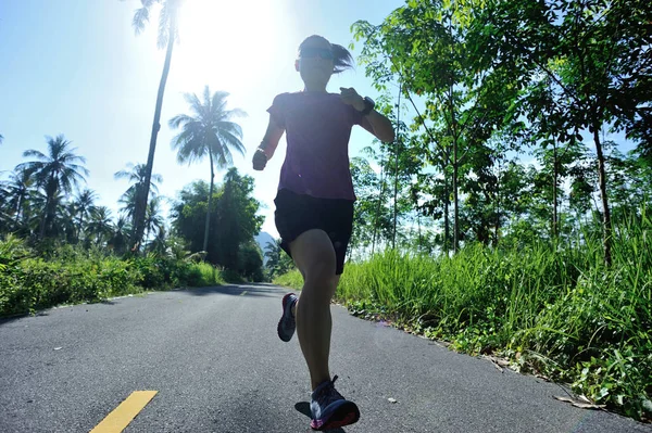Fiatal nő futó erdei ösvényen — Stock Fotó