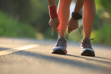 Kadın atlet bağlama ayakkabı bağı 