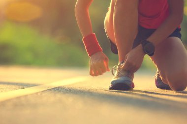 Kadın atlet bağlama ayakkabı bağı 