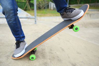 Kaykaycı bacaklar kaykay sürme