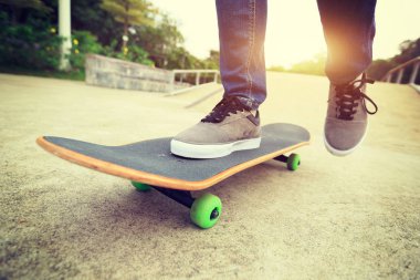 Kaykaycı bacaklar kaykay sürme