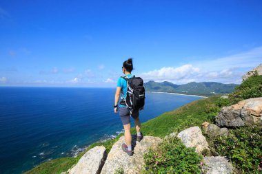 kadın sahil dağ kaya