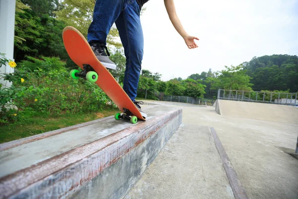 Skateboardista nohy na koni skateboard — Stock fotografie