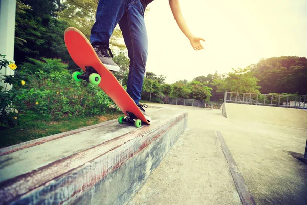 Skateboarder legs riding skateboard — Stock Photo, Image