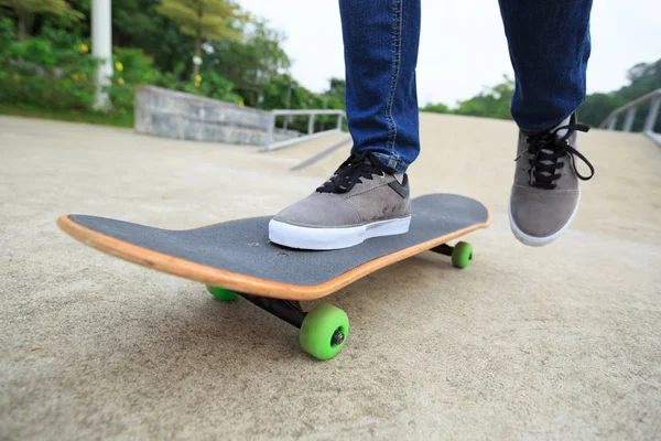 Skateboarder pernas andar de skate — Fotografia de Stock