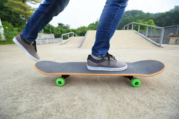 Skateboarder jambes équitation skateboard — Photo