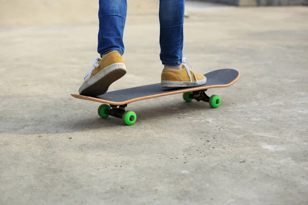 Skateboarder legs riding skateboard — Stock Photo, Image