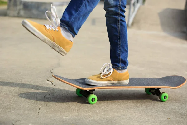 Skateboarder jambes équitation skateboard — Photo