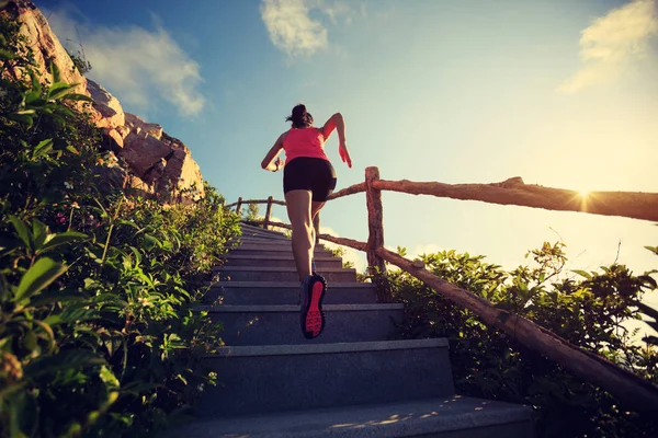 Mujer corriendo arriba en escaleras —  Fotos de Stock