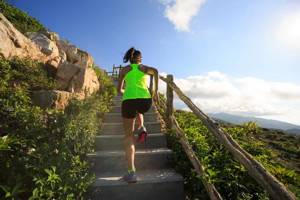 Mujer corriendo arriba en escaleras —  Fotos de Stock