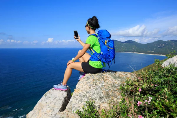 Ung kvinna med hjälp av smartphone — Stockfoto