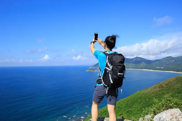 Akıllı telefon kullanan genç bir kadın. — Stok fotoğraf