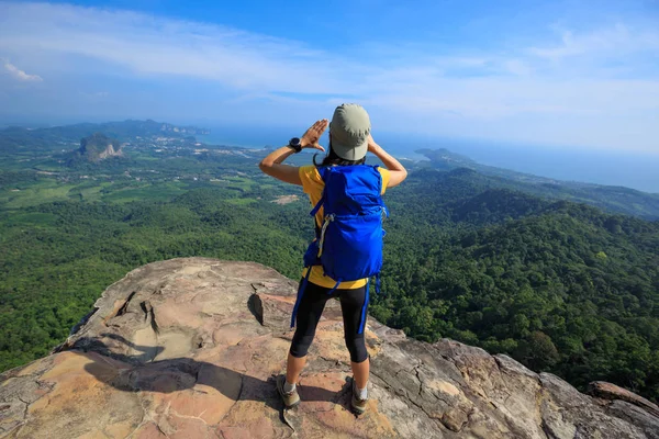 Vrouw reiziger op de bergtop — Stockfoto
