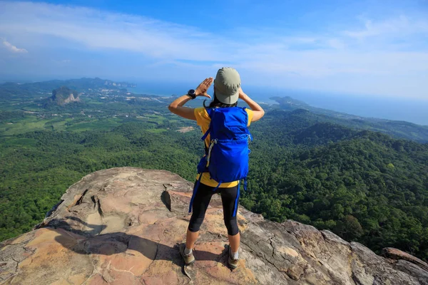 Mulher viajante no topo da montanha — Fotografia de Stock