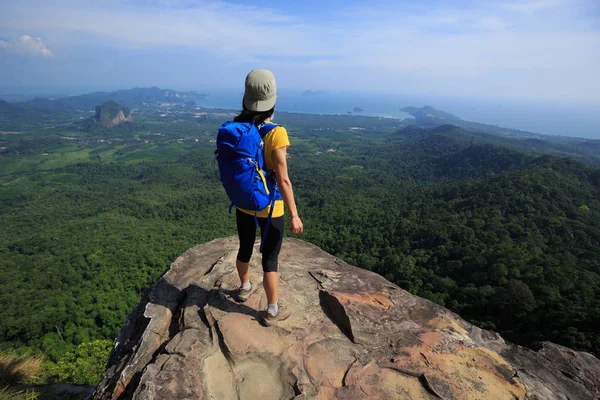 Mulher viajante no topo da montanha — Fotografia de Stock