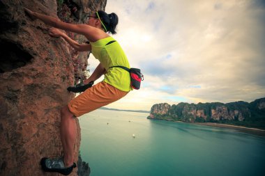 kadın dağ cliff üzerinde tırmanma 