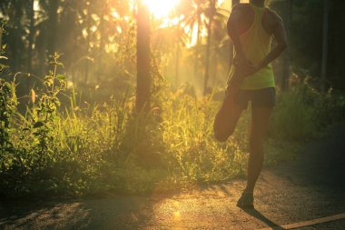 Genç atlet çalıştırmadan önce ısınma 