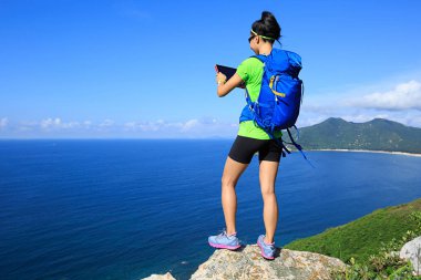 genç kadın dijital tablet kullanma 