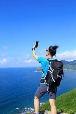 Akıllı telefon kullanan genç bir kadın. 