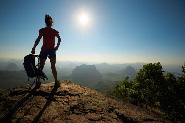 Jovem mulher desfrutando de vista — Fotografia de Stock