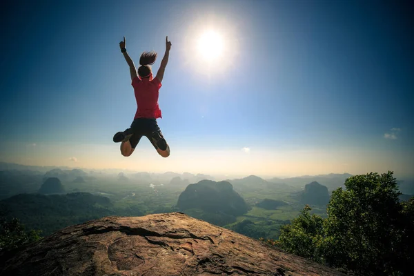 Kadın dağ tepe üzerinde atlama — Stok fotoğraf