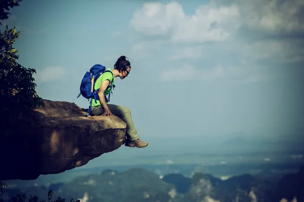 Junge Frau auf Berggipfel — Stockfoto