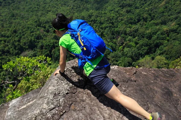 Giovane donna sdraiata sulla scogliera di montagna — Foto Stock